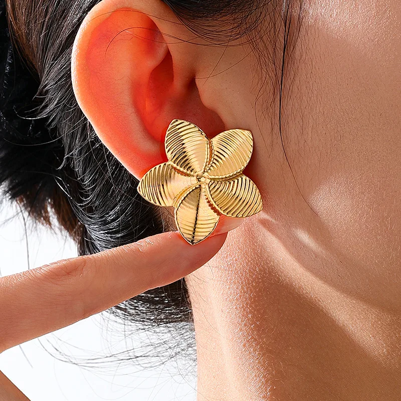 

1 pair of exaggerated metal five-petaled flowers, golden summer flowers, women's earrings, stud earrings, beach vacation