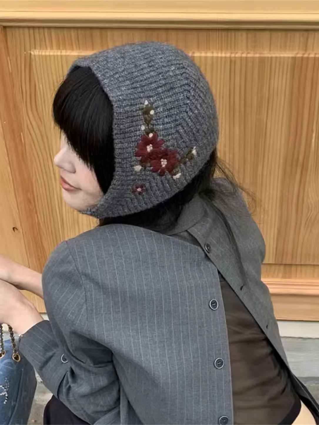 قبعة نسائية محبوكة مع زهور مطرزة لتغطية الأذن والرأس كاجوال للخريف والشتاء قبعة جديدة مقاومة للرياح 3739275 #2