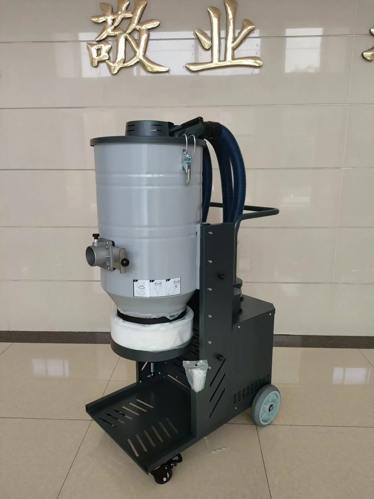 Industrial Vacuum Cleaner High-power Factory Workshop Dust Clearing Dry and Wet Dual-use Large Suction Industrial Vacuum Cleaner