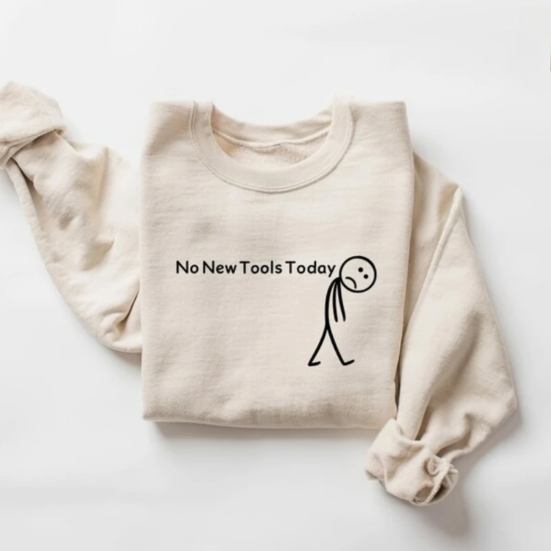 เสื้อสเวตเชิ้ต No New Tools Today, เสื้อคอกลมตลกๆ สำหรับทีมไอที, เสื้อขำขันลายตัวการ์ตูนสำหรับพนักงานออฟฟิศและงานเทคโนโลยี, เสื้อฮู้ดดี้สำหรับนักพัฒนา