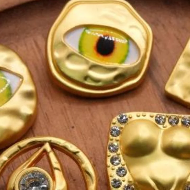 Artistic Eye Heart Shaped Vintage Metal Button Decorative Embellishment for Clothing DIY Apparel Sewing Blouse Coat Sweater
