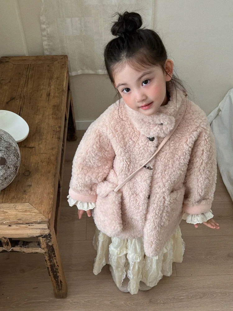 طقم بناتي لخريف وشتاء 2025 معطف كوري جديد وردي متوسط الطول مخملي مطرز تنورة دانتيل عصرية يومية غير رسمية حلوة