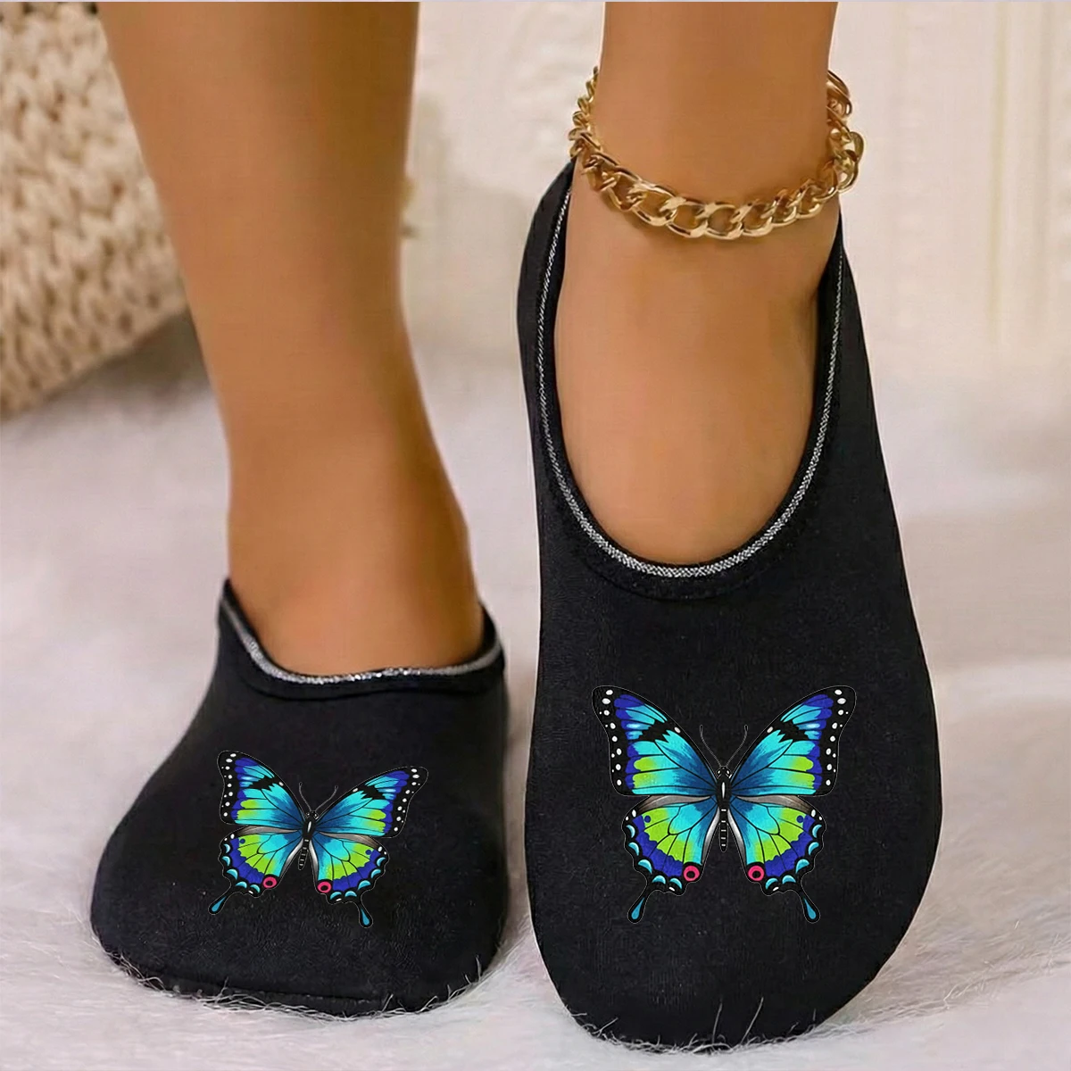 شبشب أرضي أنيق للزوجين يمكن ارتداؤه في الفصول الأربعة مطبوع عليه فراشات من جلد الغزال يسمح بمرور الهواء ومرونة عالية ومضاد للانزلاق