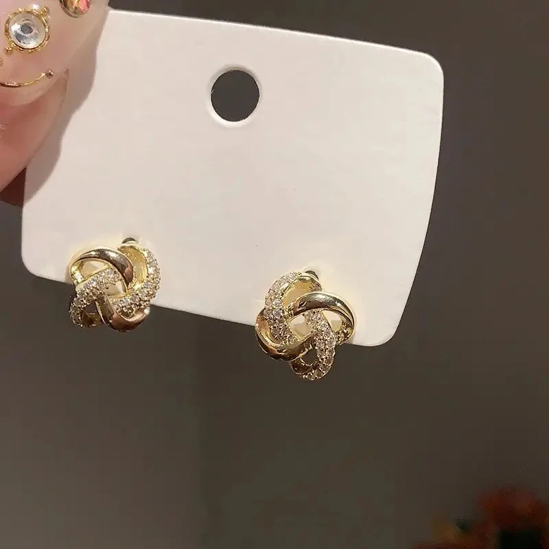 

Серьги-гвоздики Huitan с узлом-крестиком для женщин, изящные, золотистого цвета, аксессуары для пирсинга, универсальные, элегантные, для повседневной носки и вечеринок, ювелирные украшения