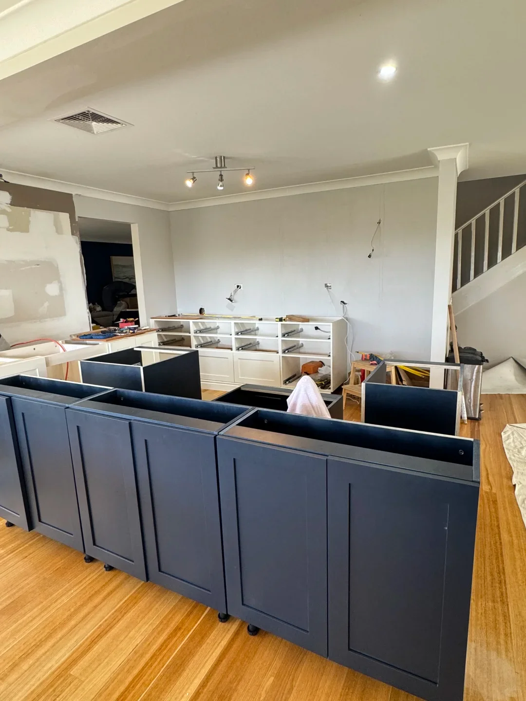 Armario hecho a pedido: organizador de ropa que ahorra espacio con perchas |   Color y diseño personalizados