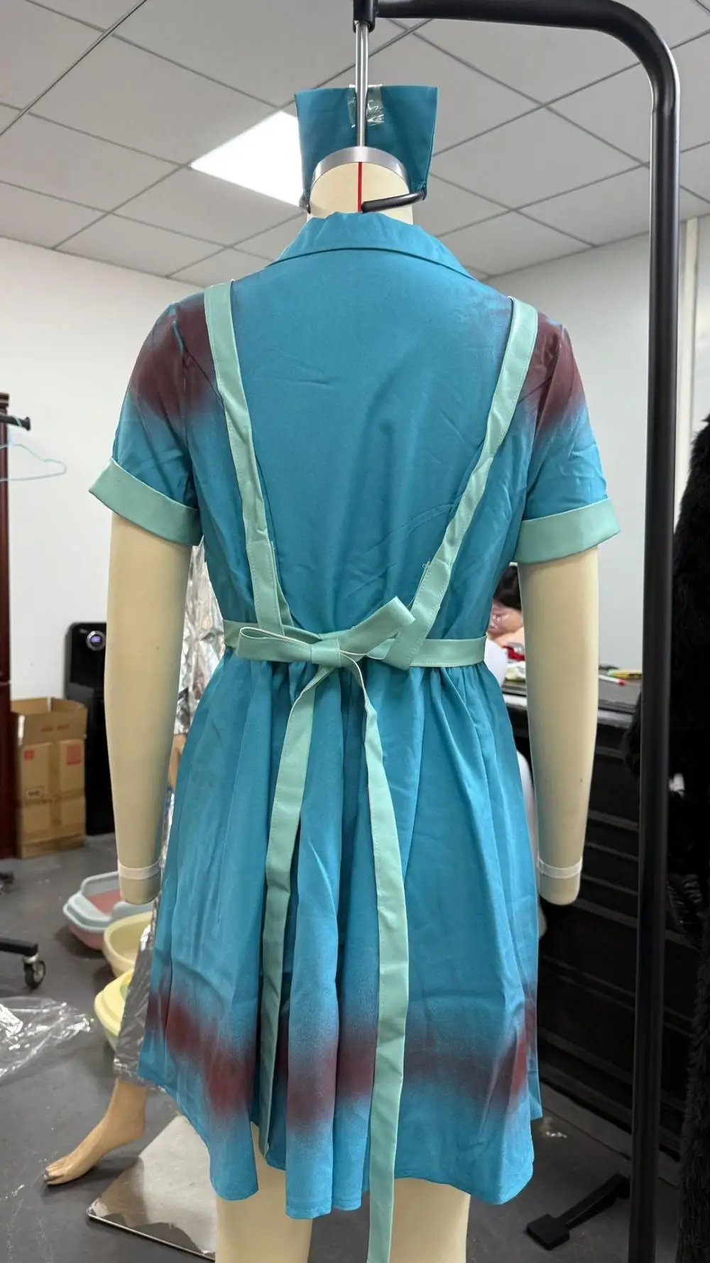 Déguisement Infirmière Ensanglantée – Robe, Coiffe et Tablier – photo 7