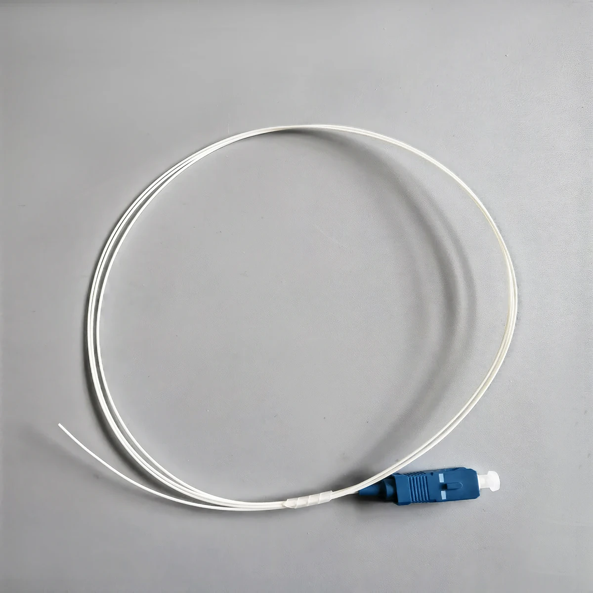 10 個 SC/UPC ファイバーピグテール シングルモード 9/125μm G652D ハイトレル耐火ジャケット 1.3m タイトバッファー 0.9mm SC 光ファイバーピグテール