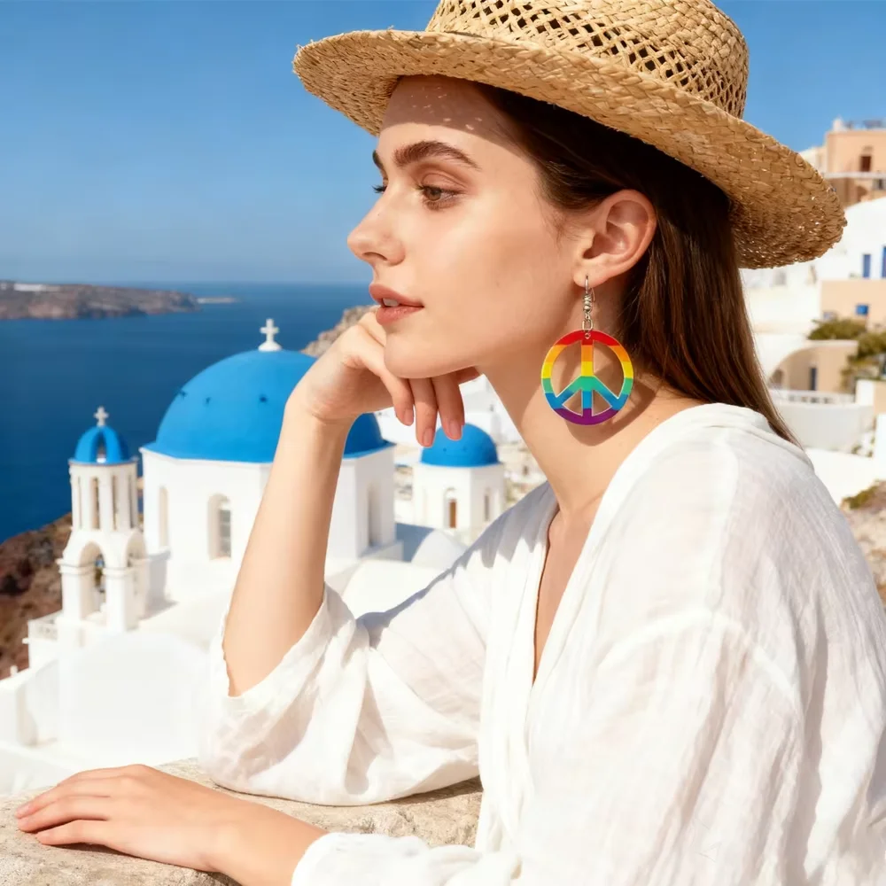 Kolczyki w stylu lat 60. z tęczowym znakiem pokoju, idealne jako dodatek do retro, vintage, hippie kostiumów na imprezy.