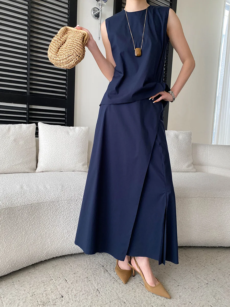 Frühlings- und Sommer-Damen-Set: Lässiges, einfarbiges, unregelmäßig designtes, ärmelloses Westen-Shirt mit Rundhalsausschnitt und Halbrock. – Detail 7