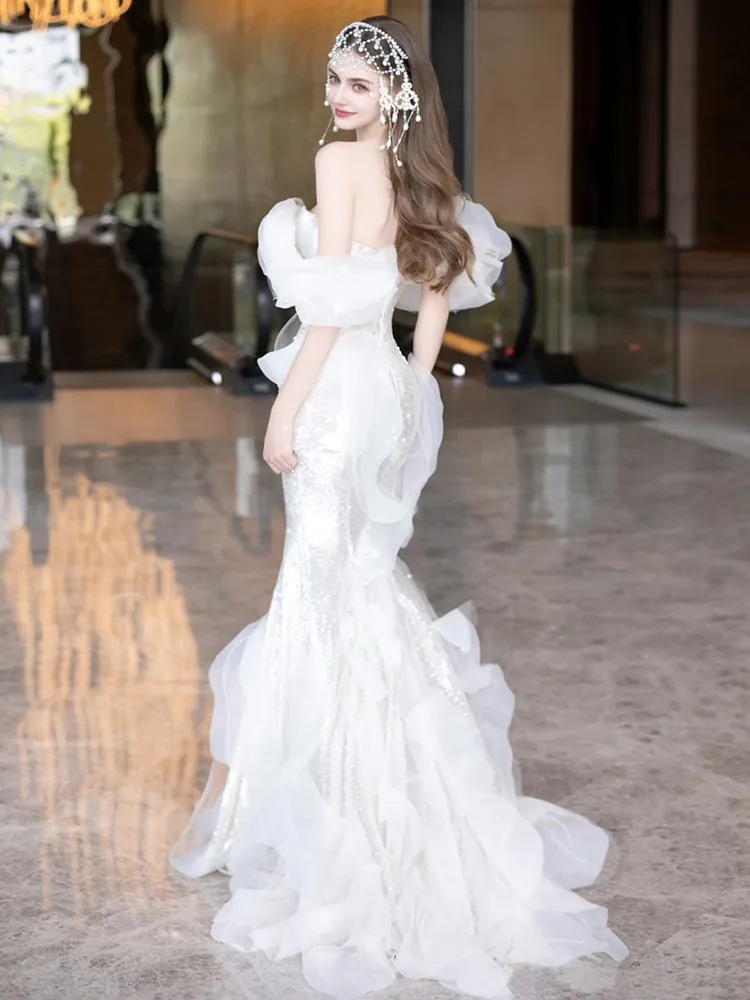 Un nuovo abito da sposa di lusso leggero monospalla con coda di pesce per banchetti