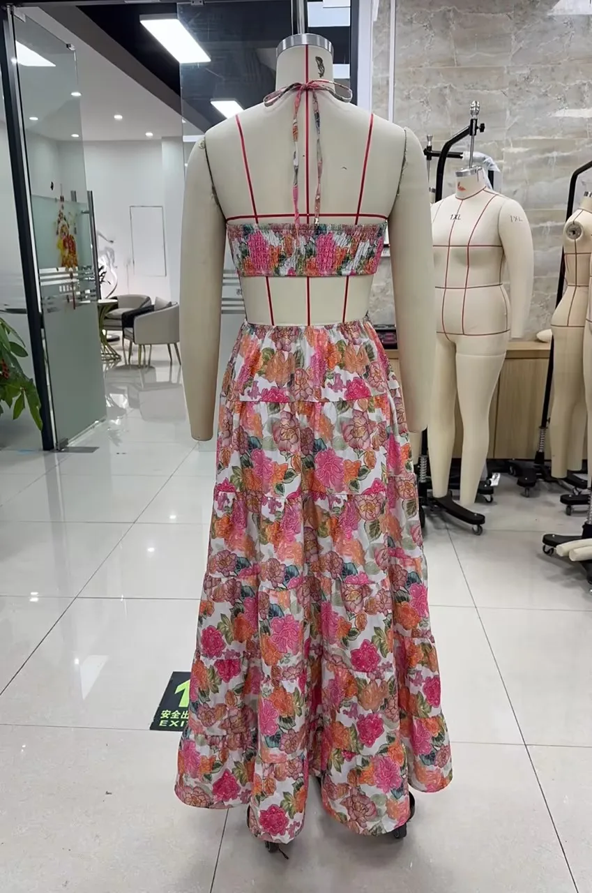 Damska sukienka maxi w stylu y2k vintage z kwiatowym nadrukiem, wiązana na szyi, bez pleców, długa, letnia, bez rękawów, ażurowa, estetyka lat 2000.