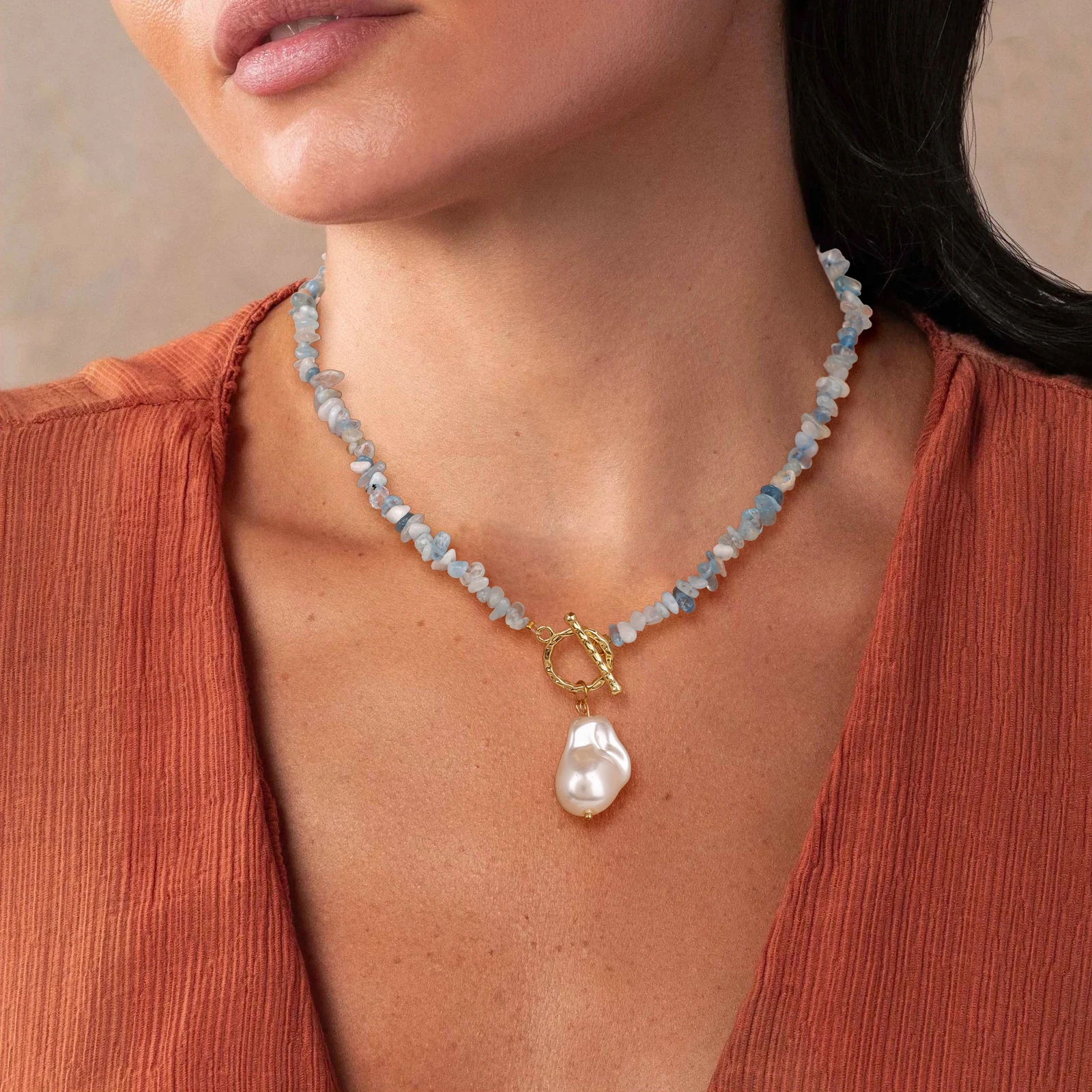 Barocke Perlen-Charm-Halskette mit Aquamarin, unregelmäßige Naturstein-Kiesperlen, Choker für Damen, Boho-Schmuckgeschenk