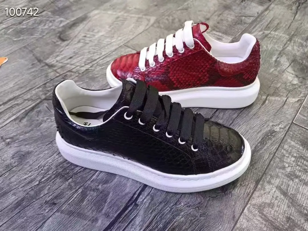 حذاء مسطح للرجال من جلد الثعبان الحقيقي لعام 100% 2025 حذاء رياضي جديد من جلد الثعبان مناسب للرجال مع بطانة بقرة أحمر أصفر وأسود