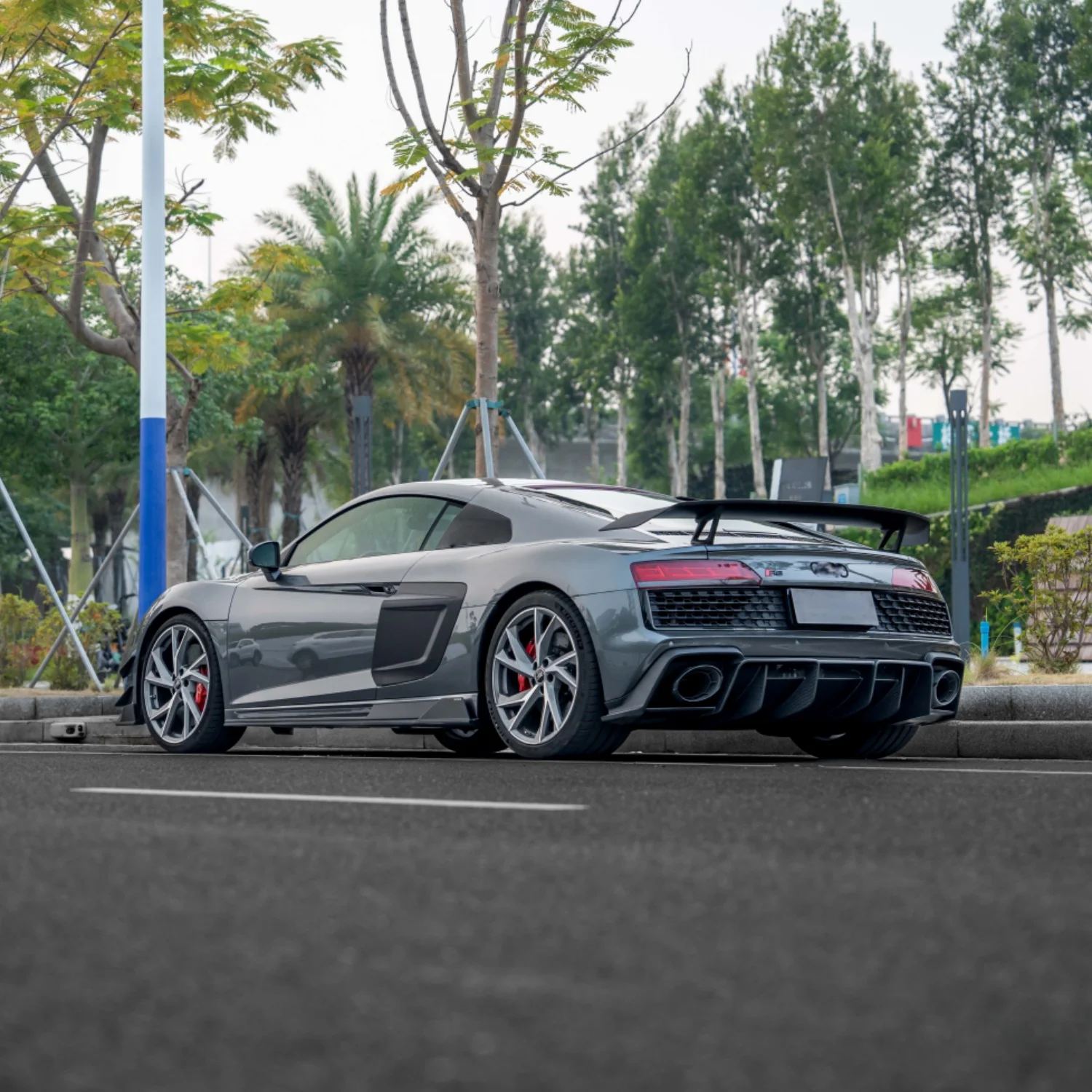 تنورة جانبية عالية الجودة 2019-2023 للسيارات الخارجية من ألياف الكربون الجافة مناسبة للتنورة الجانبية الموسعة A-u-d-i R8 #3