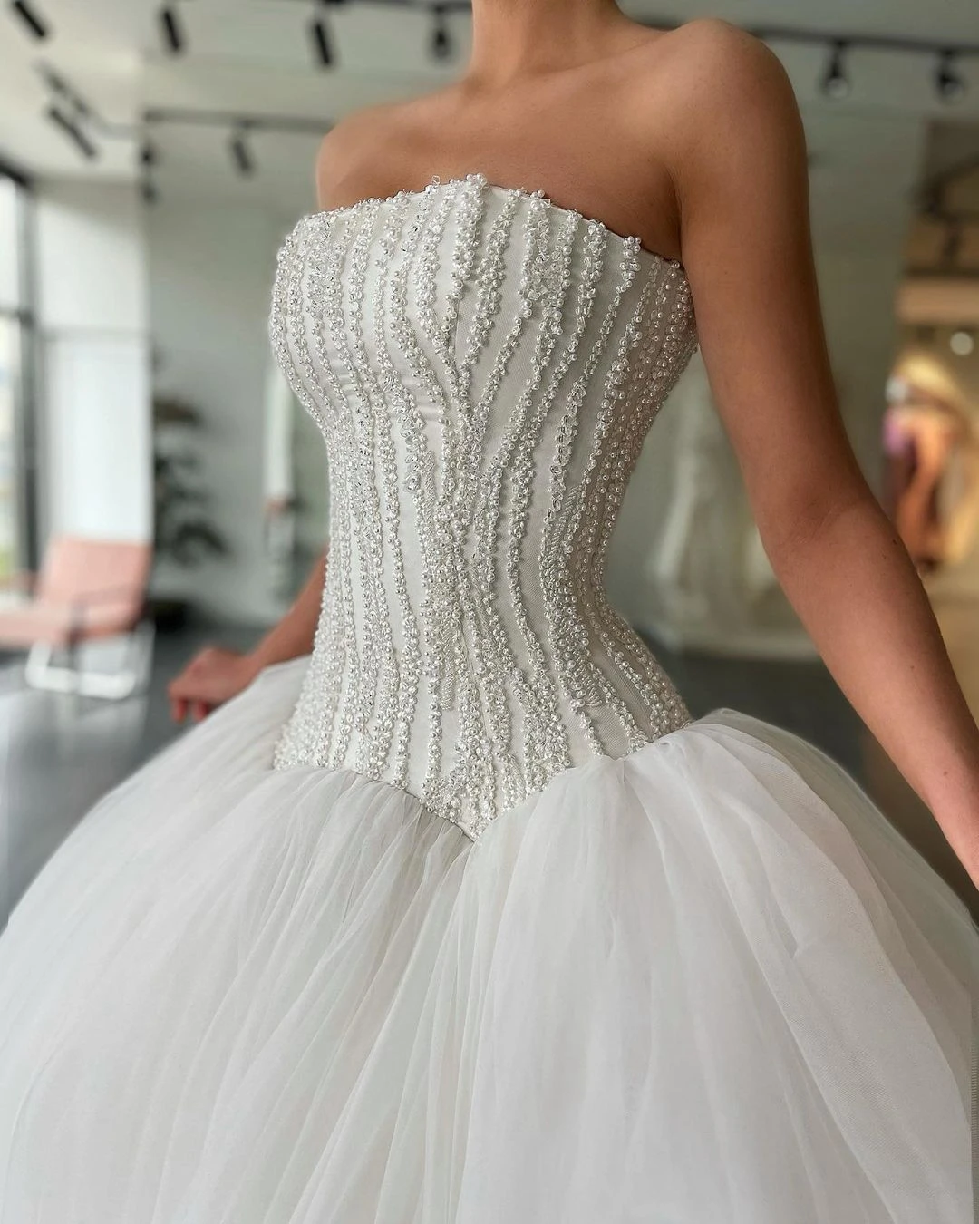 Sem alças de luxo pérolas frisado vestido de casamento sem mangas vestidos de noiva feito sob encomenda extra inchado elegante vestido novia