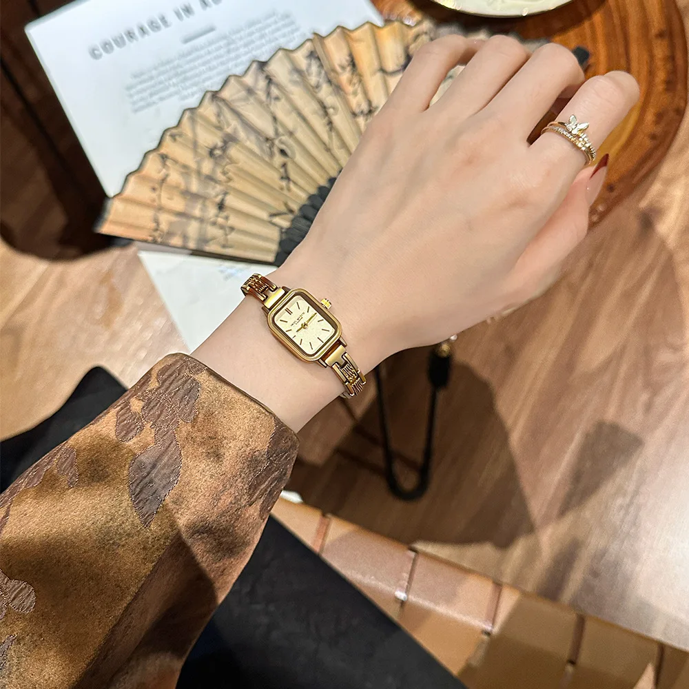 Montre pour femme exquise, nouveauté 2026, petite montre en or haut de gamme de style rétro, montre à quartz de luxe légère avec une sensation vintage.