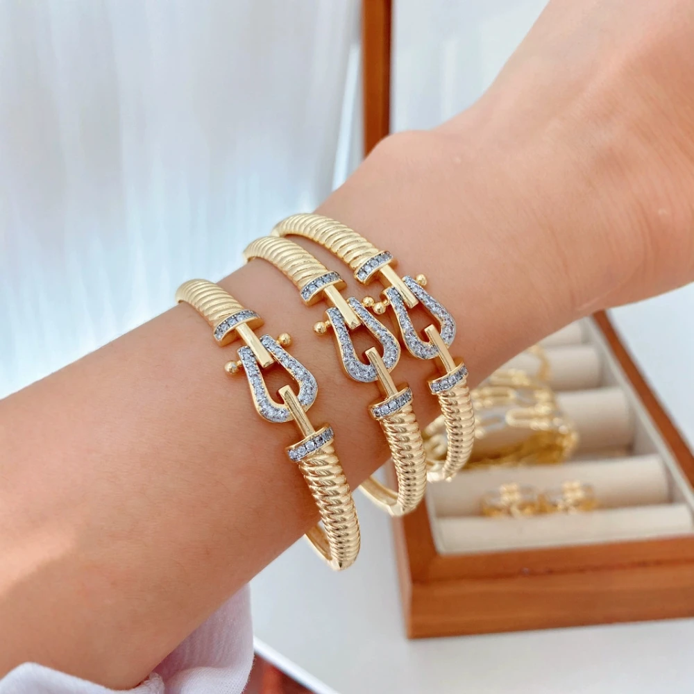 

Popular Gold Plated Horseshoe Buckle U Shape Design with Zircon Gems Bangle Bracelet Ins Jewelry for Woman