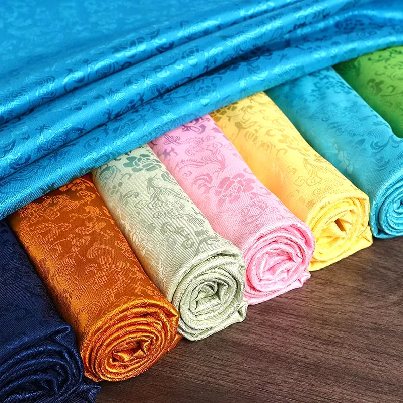 

Жаккардовая атласная ткань с узором дракона. Роскошная тканая шелковая текстура. Дизайнерский материал платья. Элегантный мотив дракона. Высококачественный шелковистый материал.