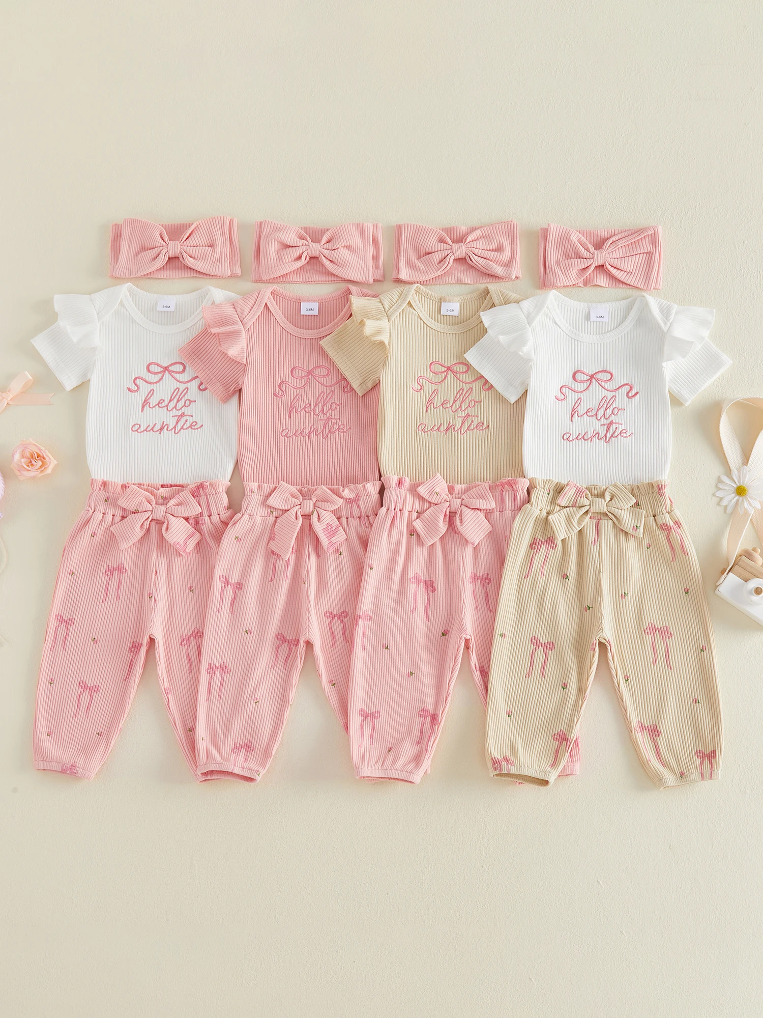 

Очаровательный летний комплект для маленьких девочек с бантом, вышитыми буквами, комбинезоном с короткими рукавами, брюками с цветочным принтом и подходящим бантом.