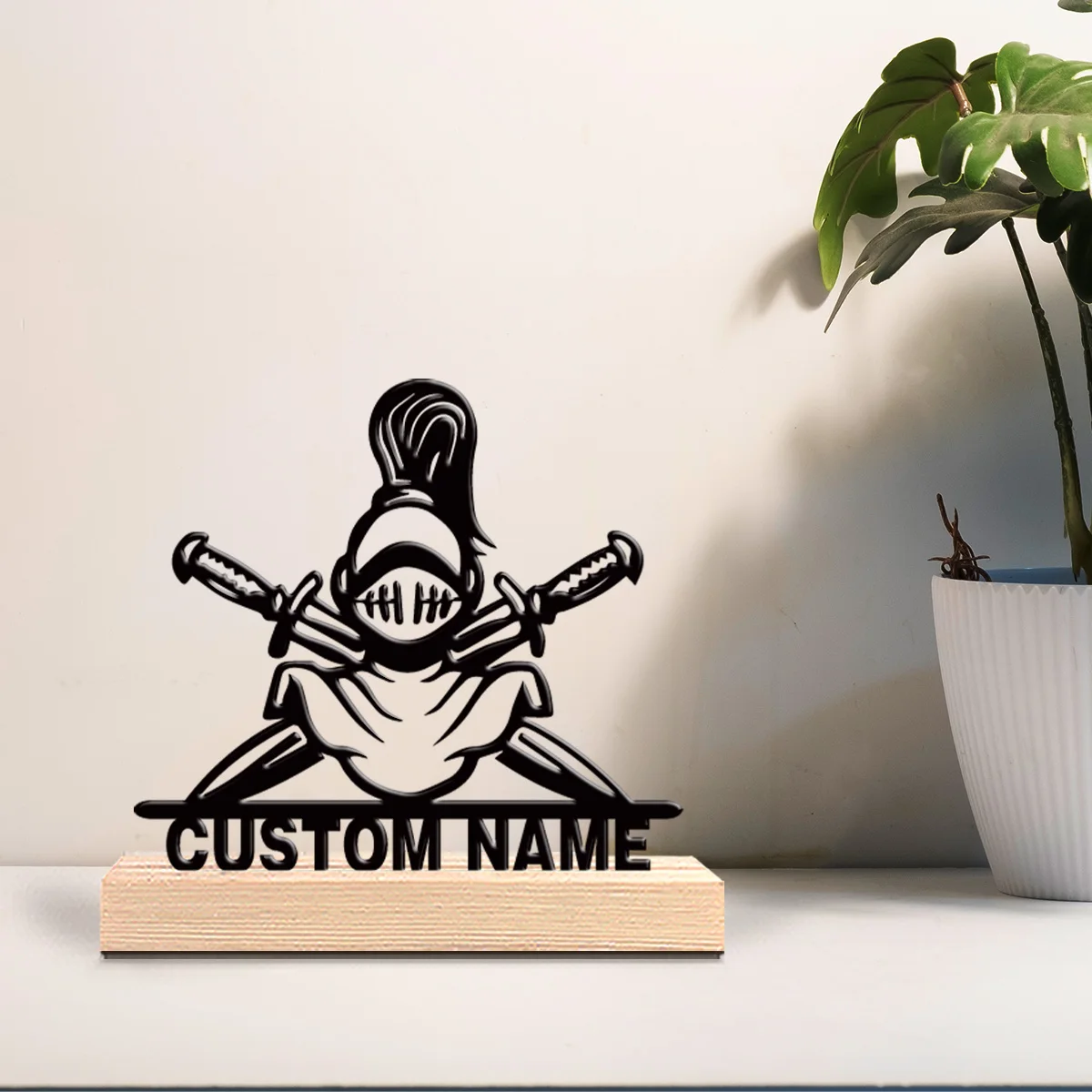 1 pièce Décoration de table et de bureau en métal personnalisée et tendance, motif casque et épée, avec base en bois rustique