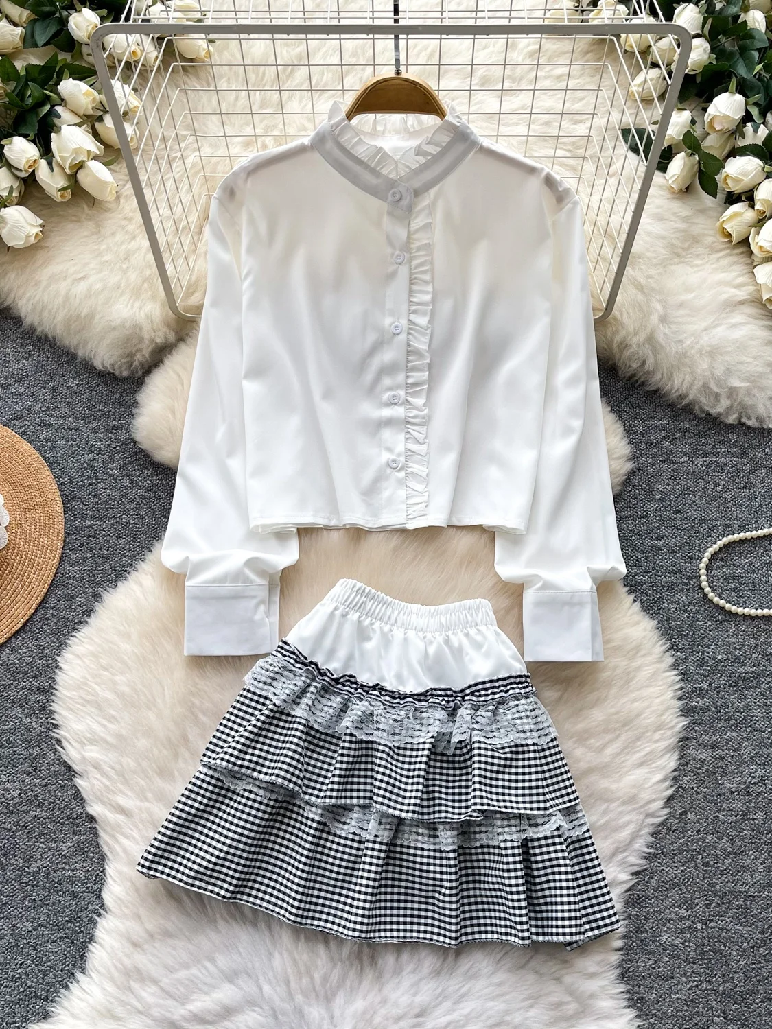 

Элегантный комплект из рубашки с рукавами-фонариками и юбки для женщин: деловой стиль, стройнящий силуэт, двухсоставный костюм с деревянными элементами, для весны и осени