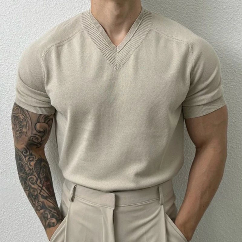 Abbigliamento da uomo Maglia di lusso leggera con scollo a V T-shirt a maniche corte Tinta unita Per il tempo libero Coreano Popolare Streetwear Maglieria retrò M-3XL