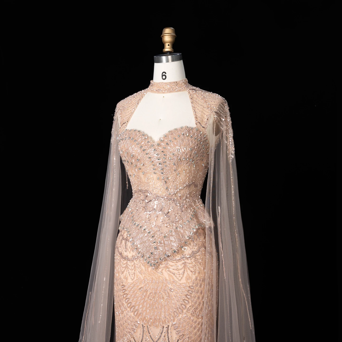 Sharon Said Luxuriöses Champagnerfarbenes Perlenbesetztes Meerjungfrauen-Abendkleid mit Tüll-Cape-Ärmeln, hohem Kragen, Dubai, formelle Partykleider SS018, maßgeschneidert – Detail 8