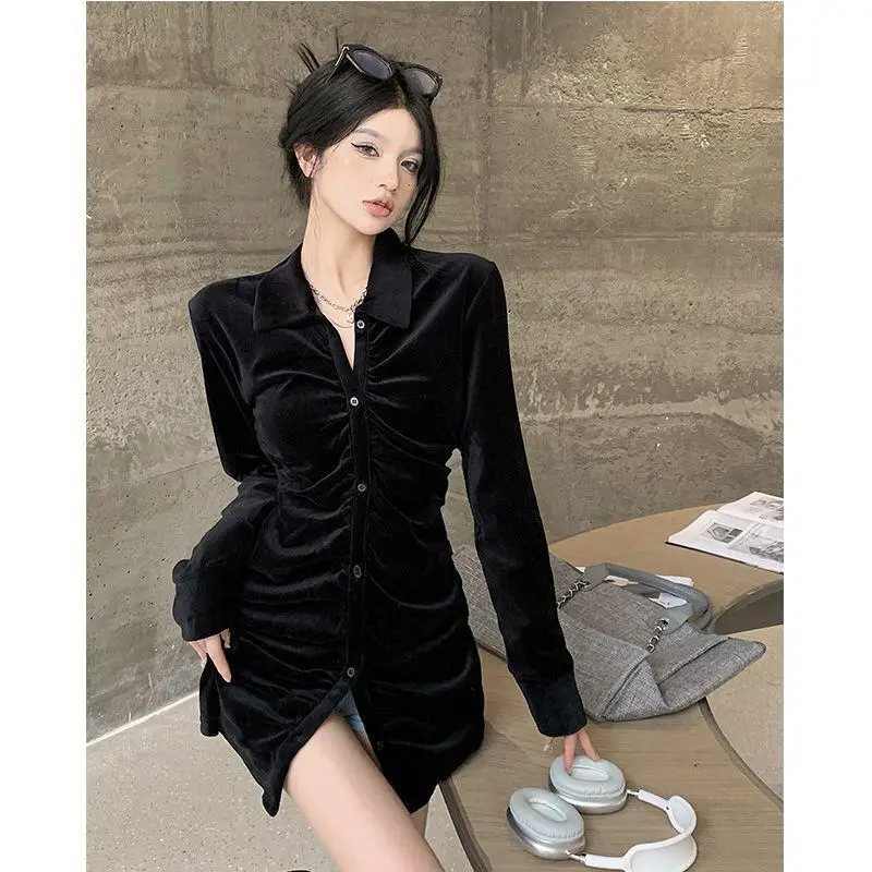 見事なプリーツブラックスリムフィットベルベットシャツ女性の秋冬の新しいスタイルレトロ香港風味ミッドレングススモールシャツトップ