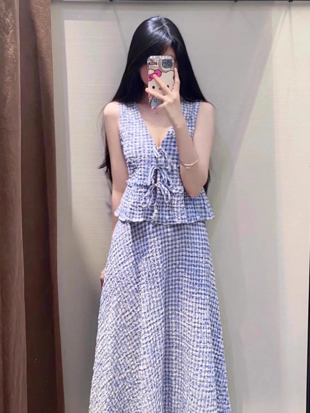 Niebieska kamizelka w kratę z dekoltem w serek, damska, modna, letnia, nowość, luźny krój, bawełna, wzór gingham, asymetryczny krój.