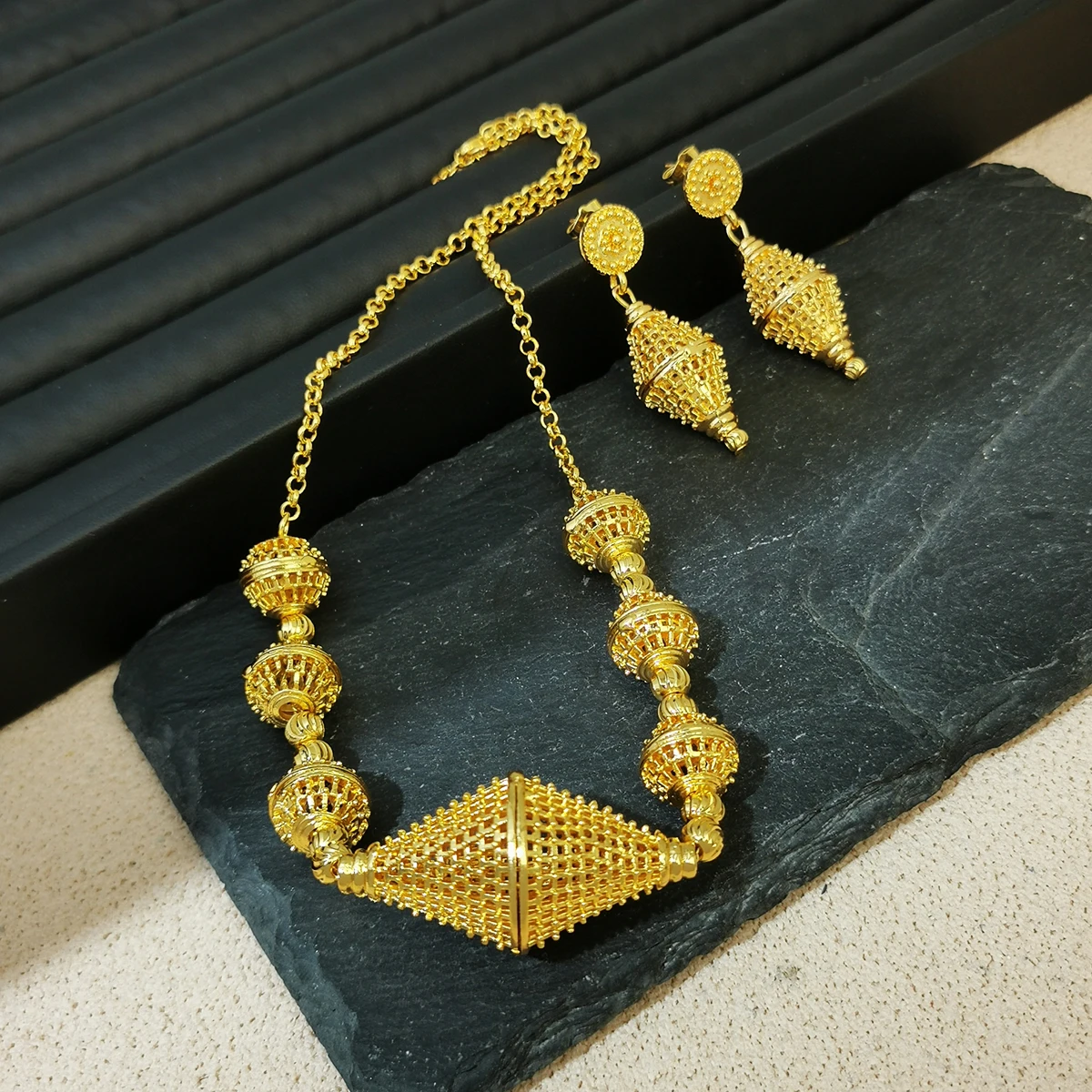مصر النبيلة نمط الأزياء والمجوهرات مجموعات حزب اكسسوارات الزفاف الذهب اللون الجوف خارج كرات معدنية قلادة طقم من الحلقان
