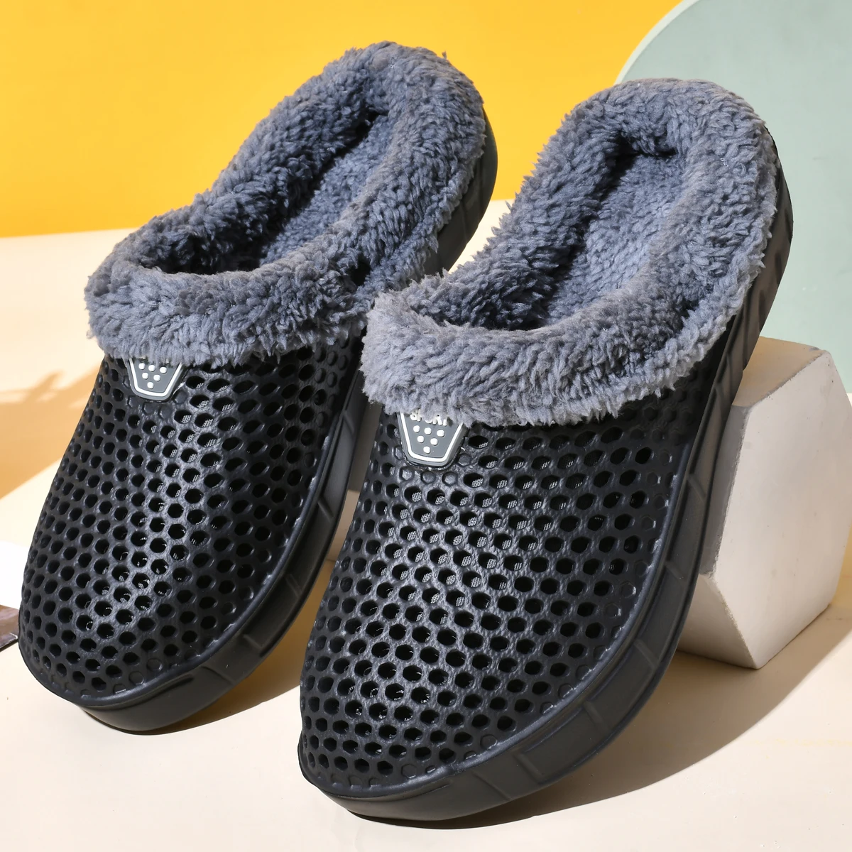 

Couple Style Men's and Women's Cotton Slippers Winter Warm Plus Velvet Thickened Clogs Mule Shoes