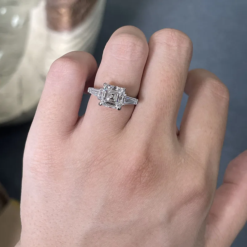 Platin 950 3CT Asscher-Schliff Labor-Gezüchteter Diamant-Verlobungsring IGI-Zertifiziert DEF VS-VVS Drei-Stein-Design mit Konischem Baguette – Detail 6