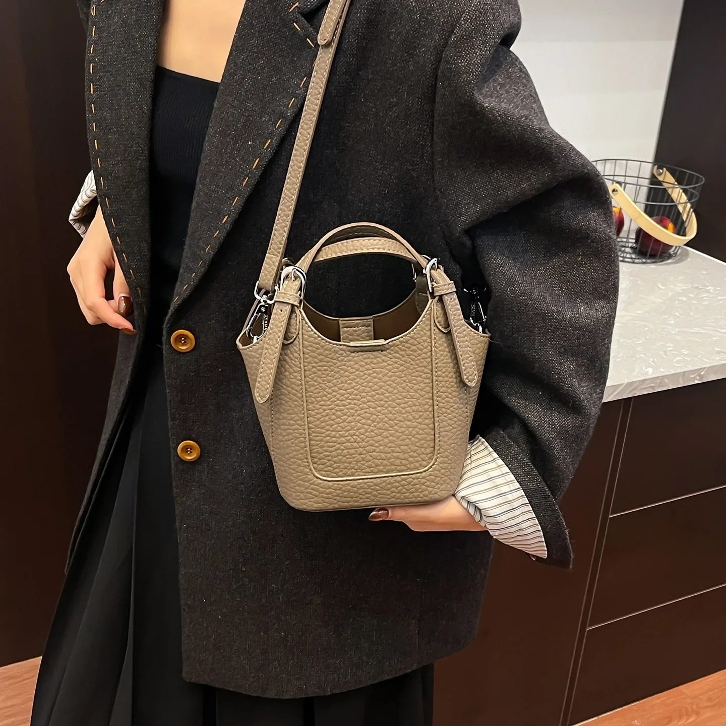 

2025 Autumn Winter Bucket Bag, Vintage Shoulder Purse for Women, Fashion Commuter Crossbody, Minimalist Day to Night Tote