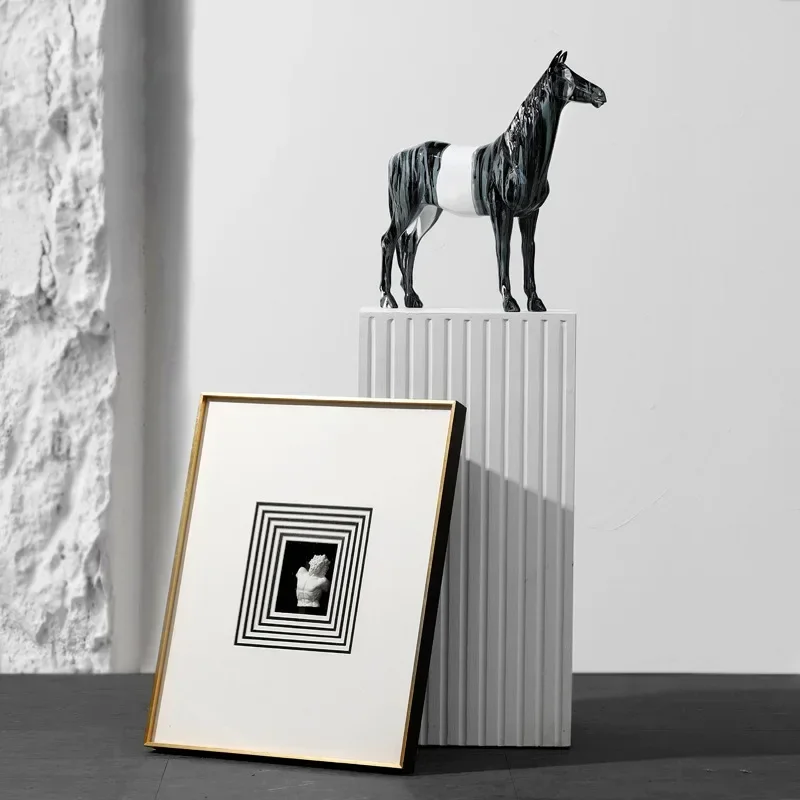 Light luxury, high-end horse ornaments, handicrafts, living room, wine cabinet, office tabletop, home decorations