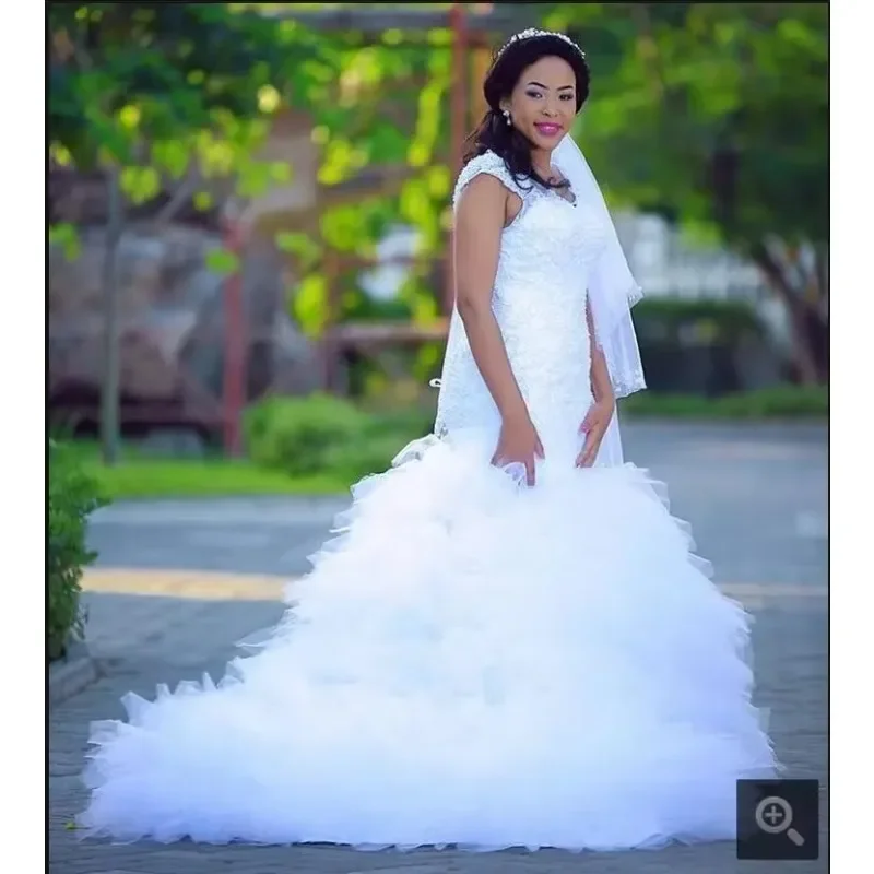 تخصيص الدانتيل والتطريز نصف كم قطار طويل ثوب الزفاف الخامس الرقبة أنيقة بالإضافة إلى حجم اللباس