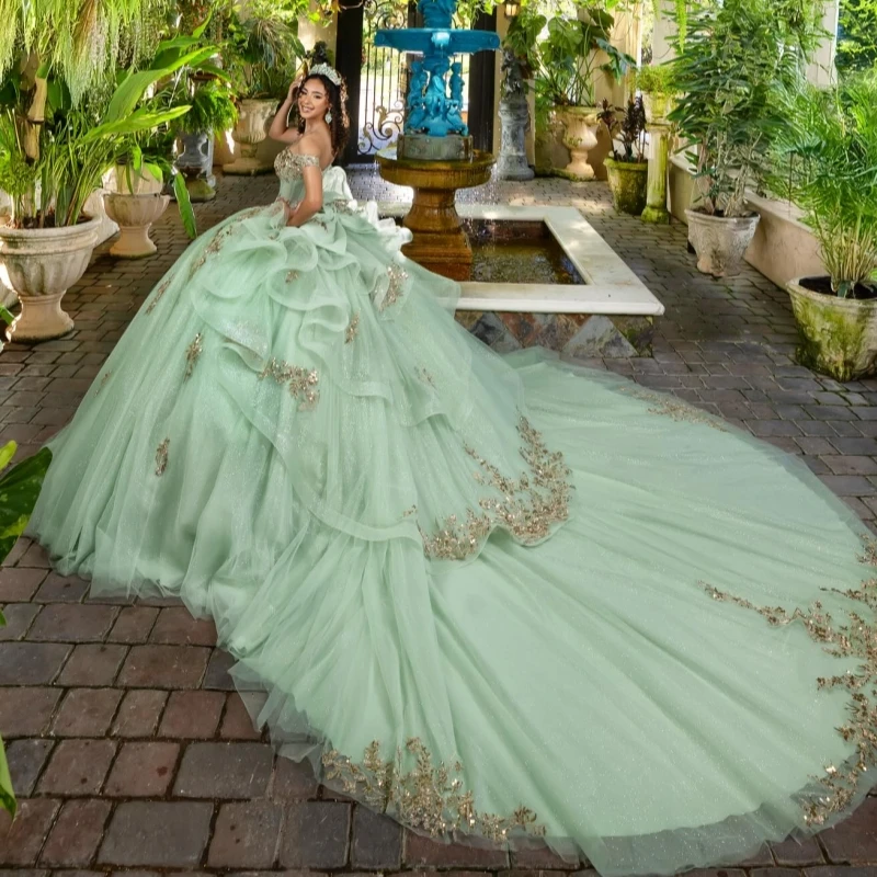 فساتين Quinceanera باللون الأخضر الحكيم قبالة الكتف مزين بالذهب والدانتيل والخرز القوس تول مشد الكرة ثوب Vestidos De 15 Anos
