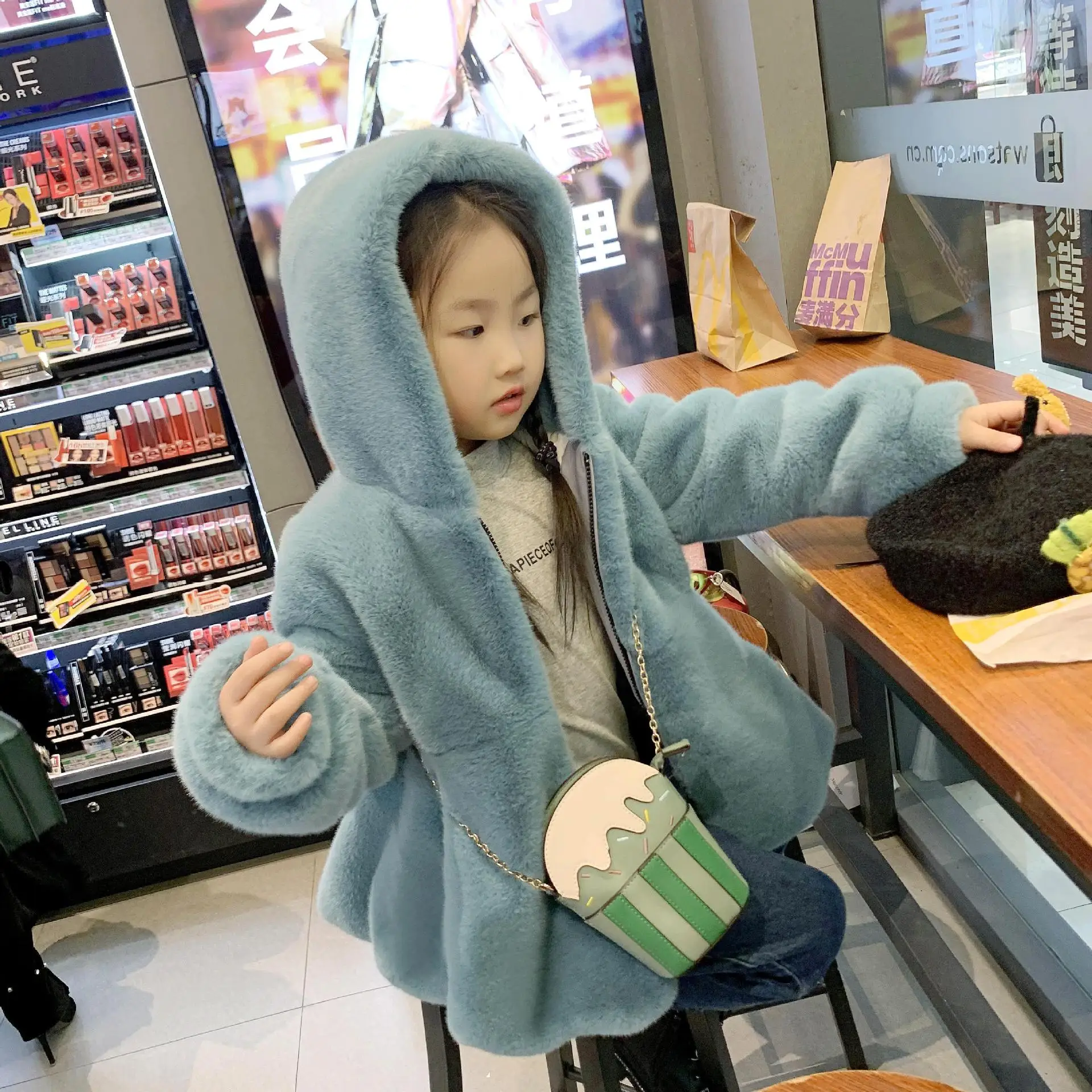 معطف فرو سميك للخريف والشتاء جديد عصري للفتيات الأطفال سادة دافئ مناسب تمامًا وناعم ومريح وفضفاض غير رسمي