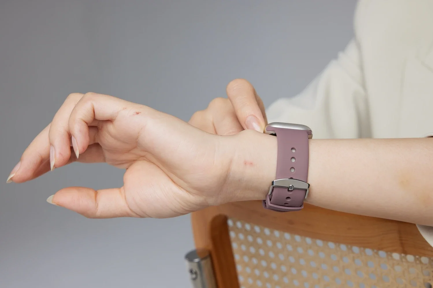 iwatch 여성용 시리즈 10/9/8/7/6/5/4/3 SE 38mm 40mm 41mm 42mm 44mm 45mm 46mm 49 용 Apple Watch 밴드 용 우수한 실리콘 스트랩