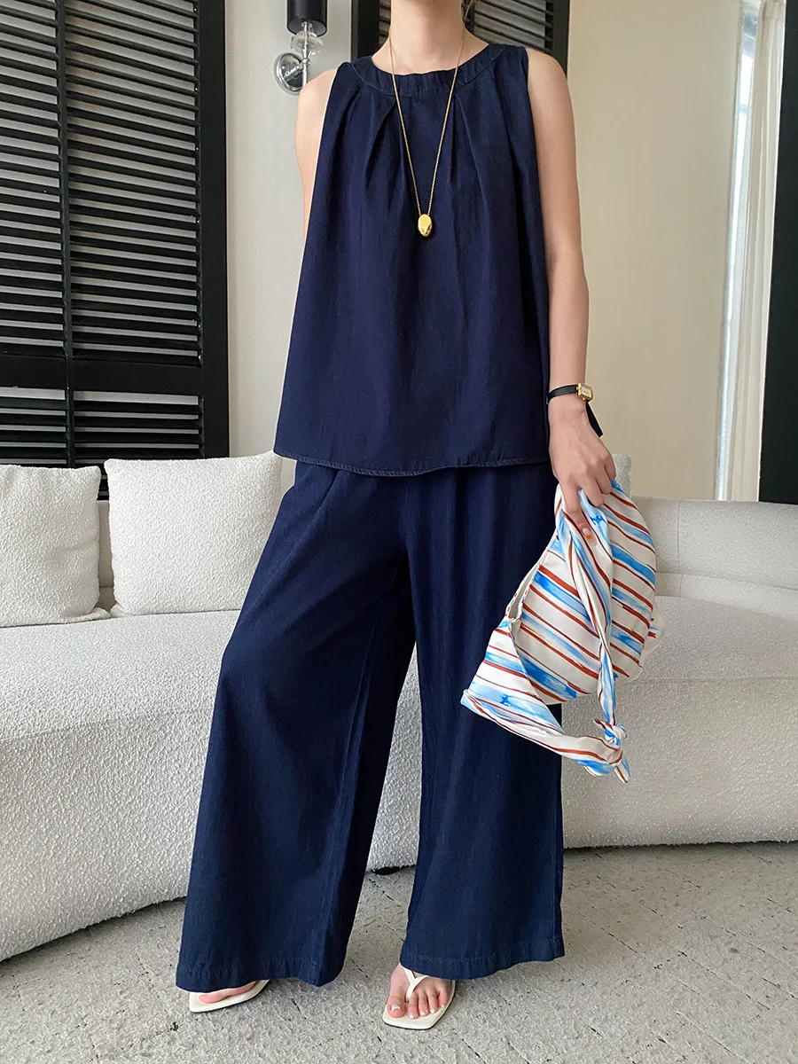Sommerliches Damen-Set im französischen Retro-Stil: ärmellose Jeansweste mit Rundhalsausschnitt und lässige Hose in unifarbenem Design. – Detail 6