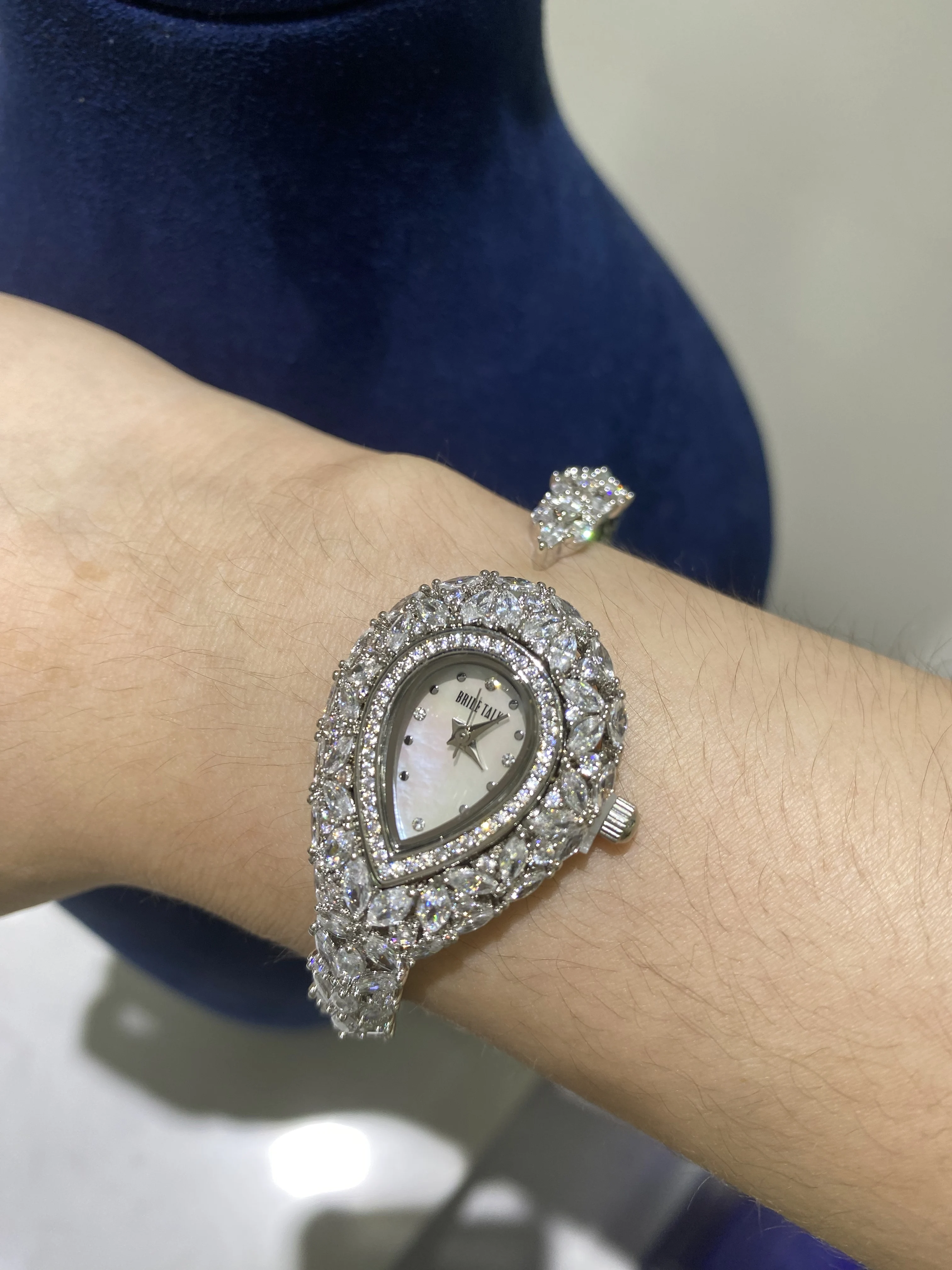019283 Women's Watches Cubic Zircon Full CZ Bangle Size 46*56mm Watch for Lady's Wedding Party Fashion Jewelry Accessory