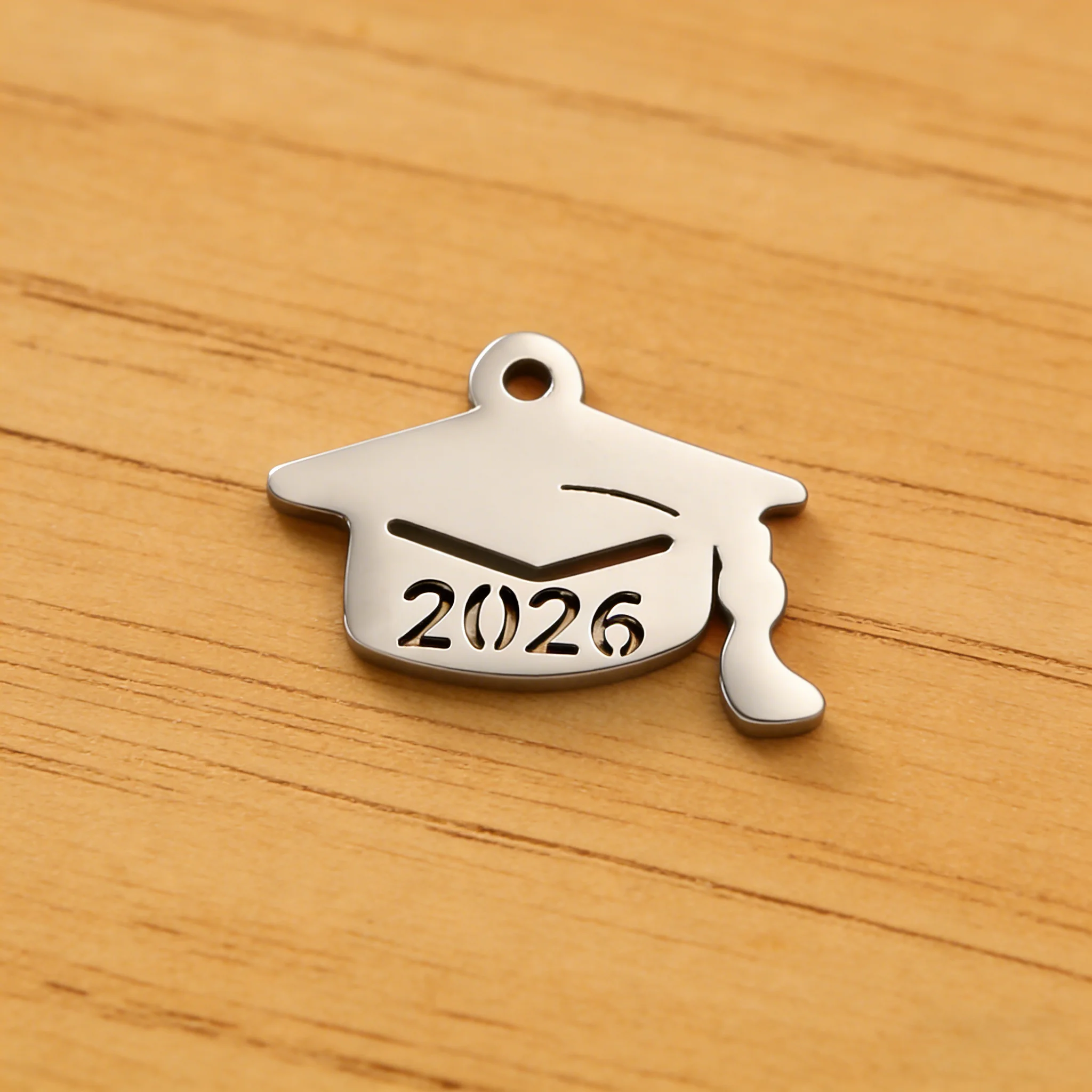 

Fnixtar Custom 20 шт. подвески-шармы из нержавеющей стали 2026 в форме выпускной шапочки для изготовления украшений, миниатюрные изысканные аксессуары, цвет стальной
