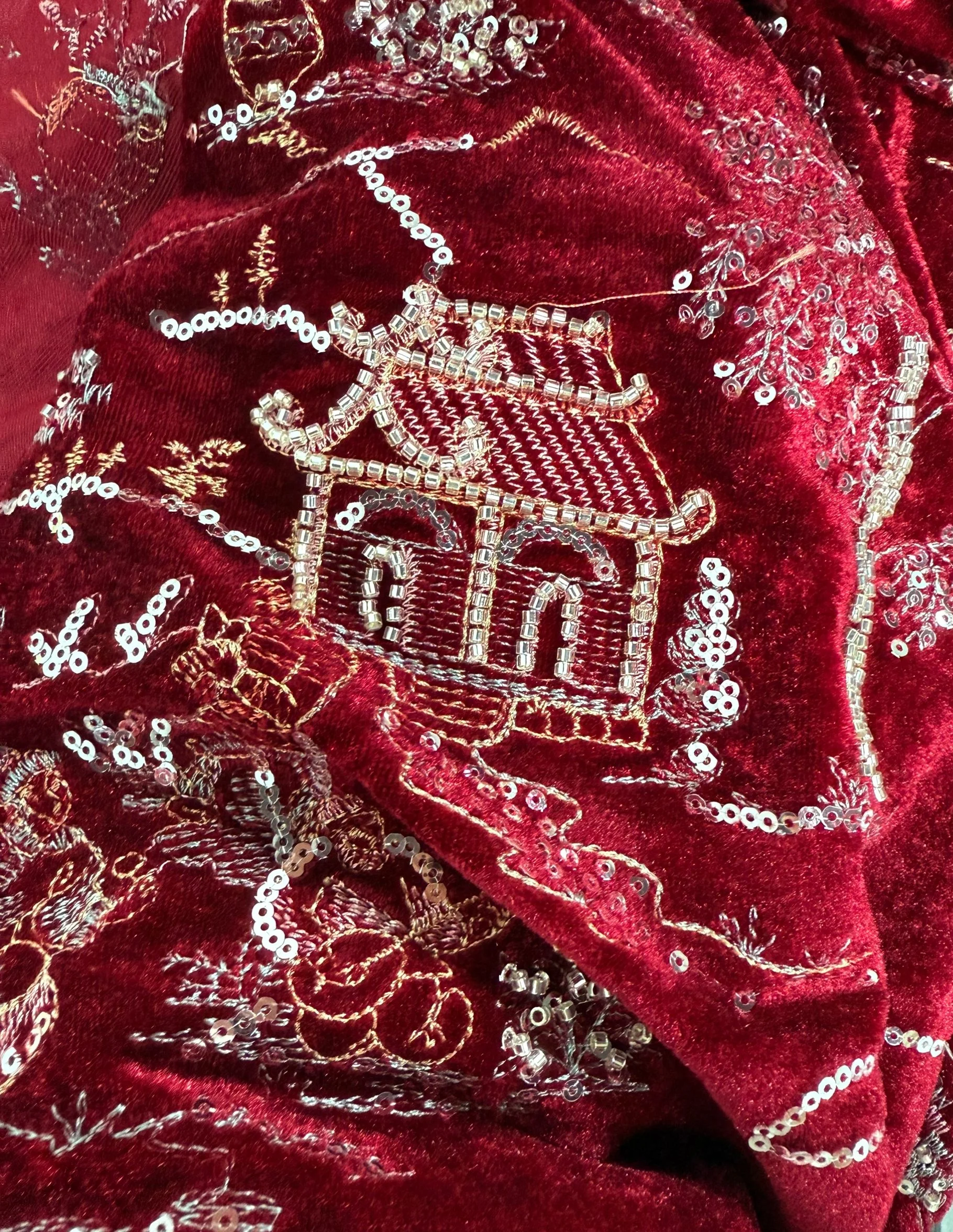 Padiglioni e torri ricamati con paillettes rosse e verdi, tessuto in velluto cucito, tessuto per abiti da sera cheongsam