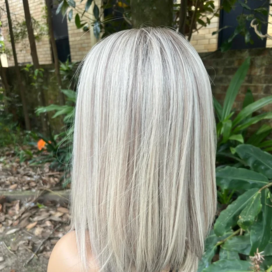 Wig Renda Depan Lurus Pendek Pirang Abu Platinum dengan Akar Coklat Wig Renda Sintetis Tahan Panas Pra Pencabutan Penggunaan Sehari-hari