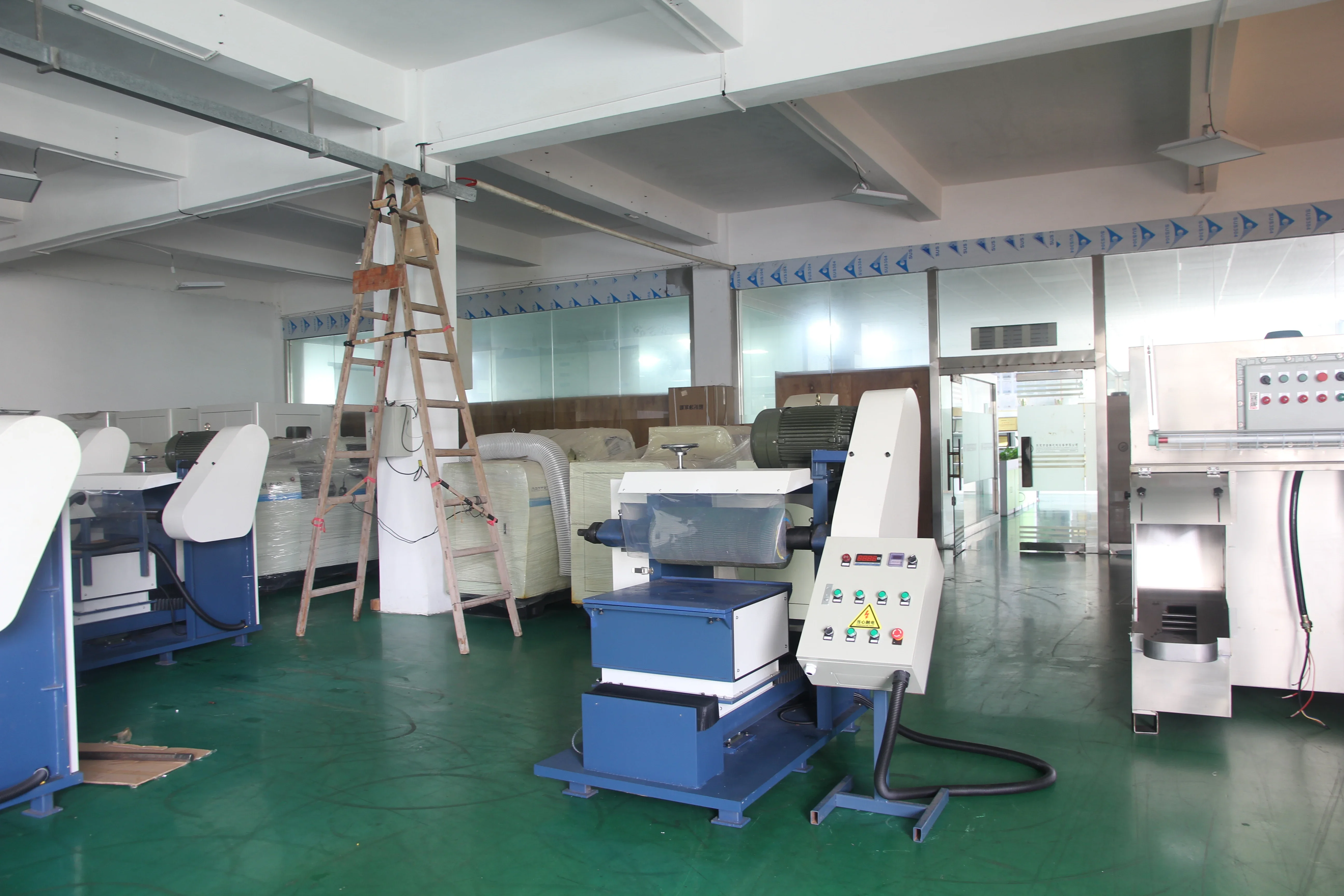 Lucidatrice industriale per metalli, strumento efficiente e affidabile per una finitura liscia