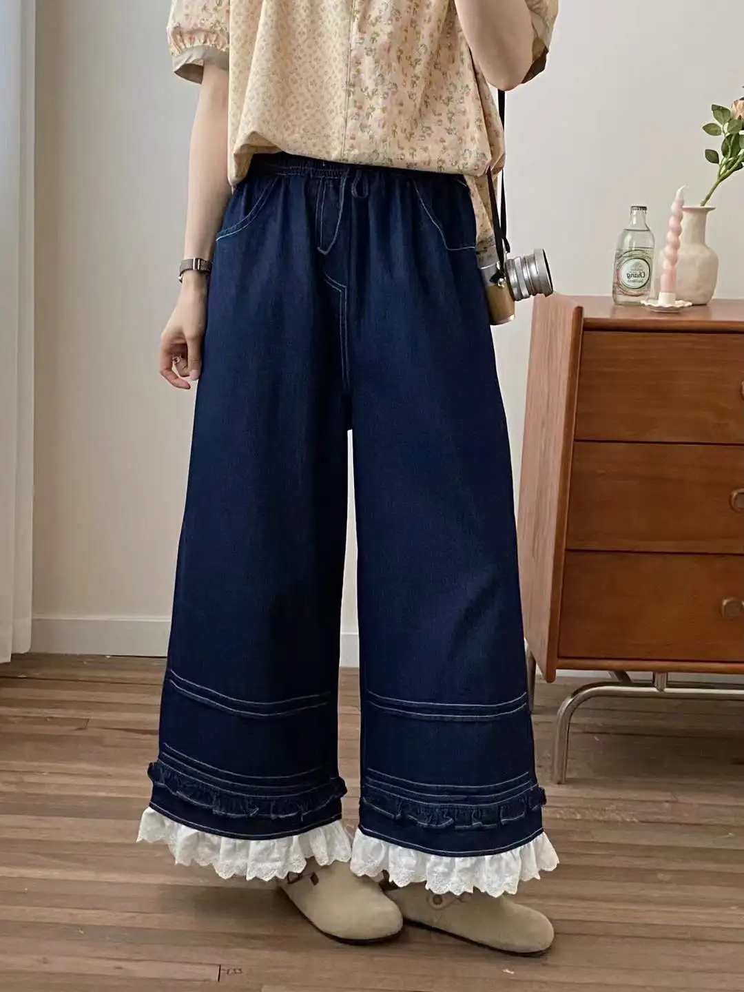 Celana Denim Katun Musim Gugur 2025 Terbaru, Wanita Pinggang Elastis Aksen Renda Patchwork, Gaya Mori Girl Prancis Awet Muda Model Kaki Lebar B59428CC