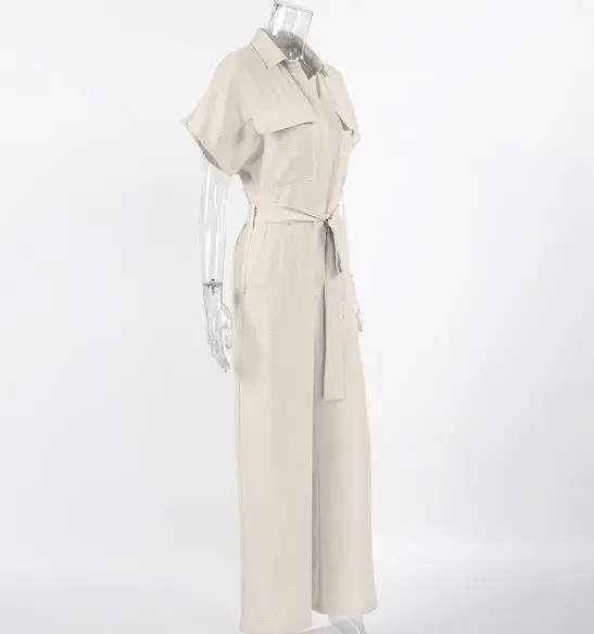 2026 Neutraler Overall mit heller Khaki-Textur, faltigem Material und tailliertem Riemen, kurzärmeliger Overall mit Temperament