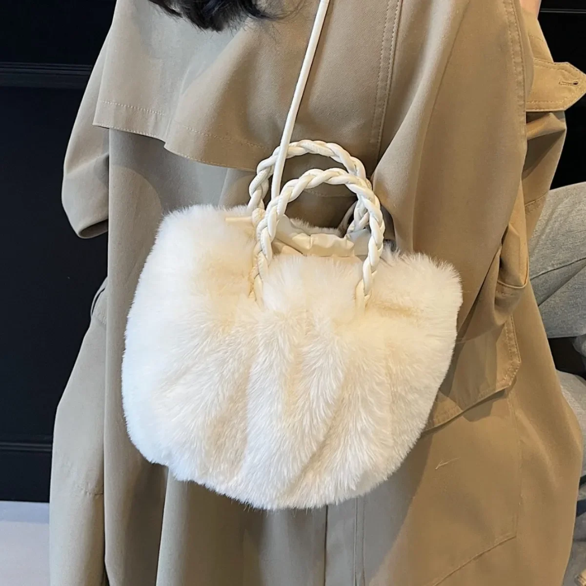 Bolso de hombro de felpa con nubes para mujer, bandolera de hombro versátil, plisada, a la moda, otoño e invierno, 2024