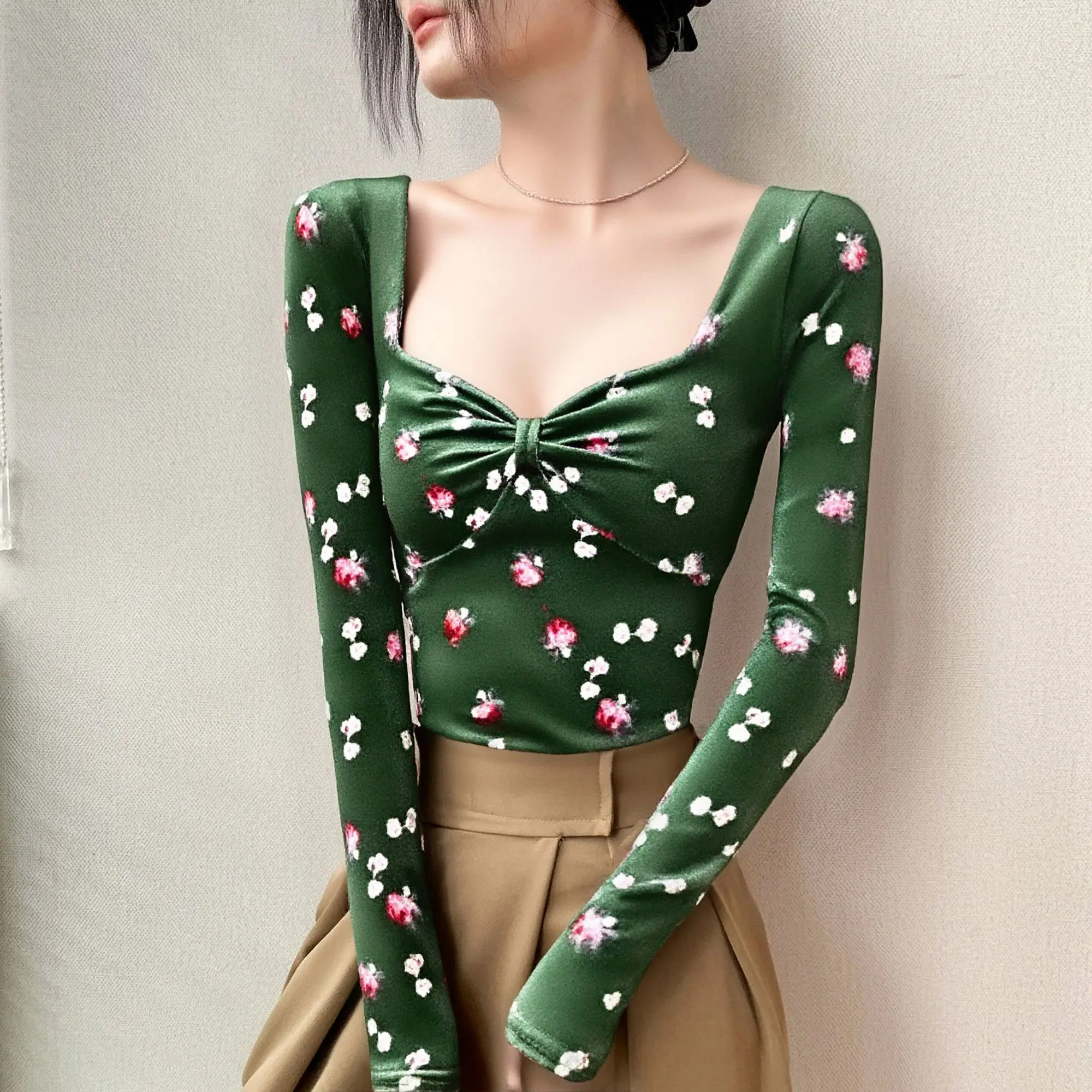 

2025 Spring and Autumn French retro green floral square collar base, new slim-fitting long-sleeved chic and beautiful top