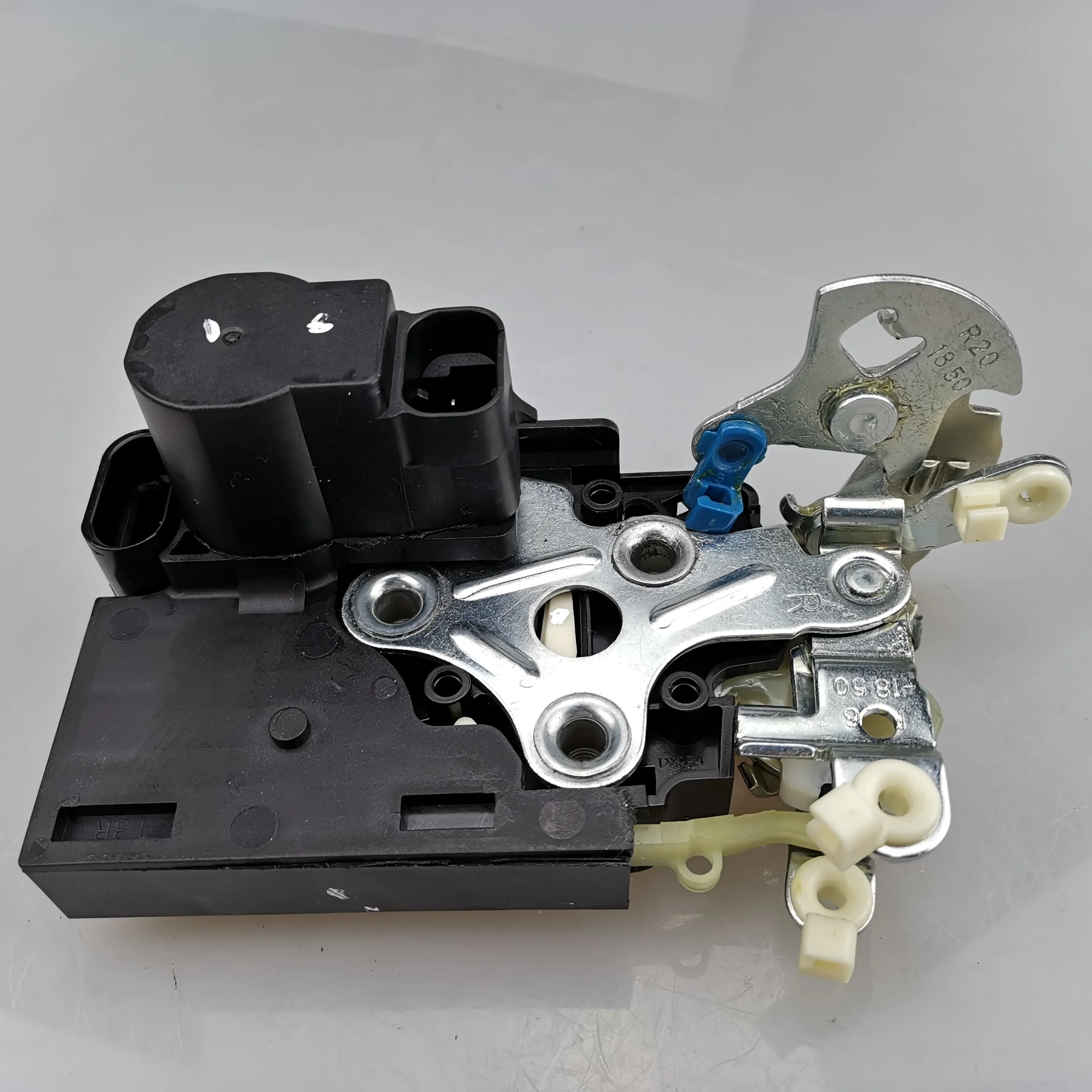 

SAIC MAXUS V80 original front door lock assembly steel auto parts, model C00011569 & C00011570