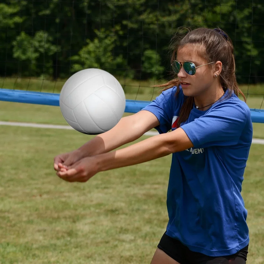 عبوة من قطعتين من كرة الطائرة للشباب للاستخدام الداخلي والخارجي، مركب متين بالحجم الكامل، سهل التحكم، جاهز لاستخدام ألعاب التدريب المثالية